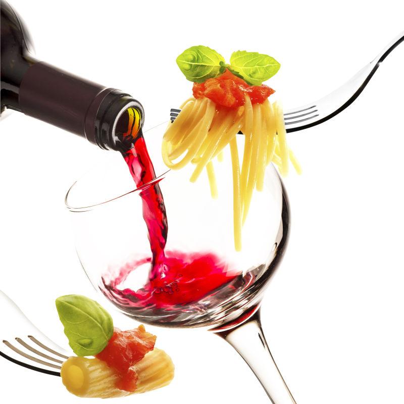 红葡萄酒和意大利菜