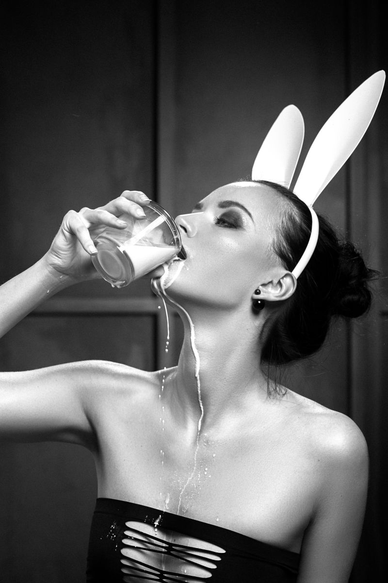 喝牛奶的性感兔女郎