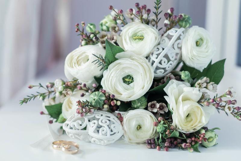 婚礼花束与白花