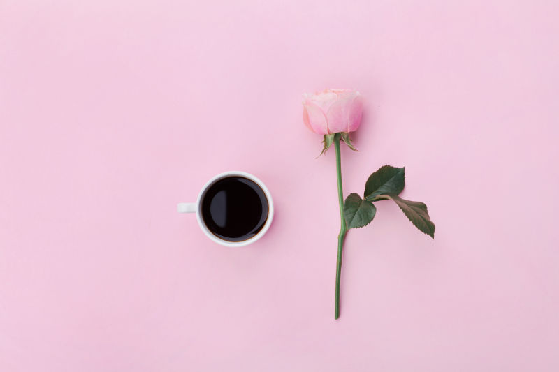 咖啡与一支粉色的花