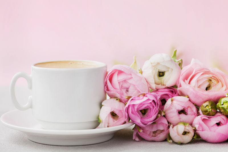 美味的咖啡与花朵