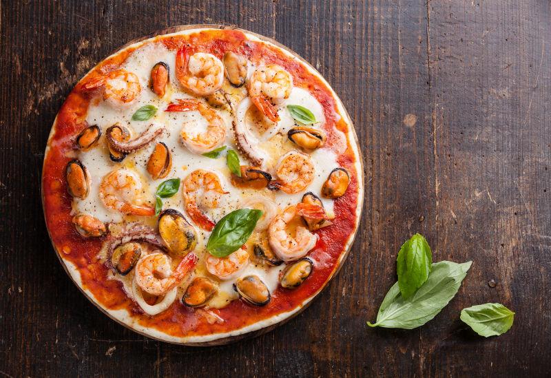 木桌上的意大利海鲜比萨