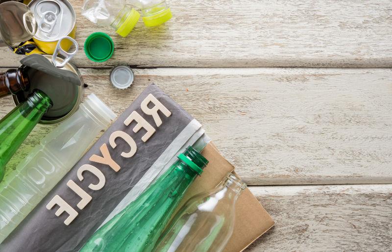 玻璃瓶子和塑料易拉罐等废旧物品