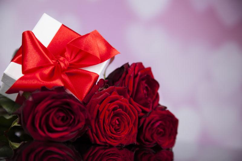 情人节礼品盒和红色玫瑰花