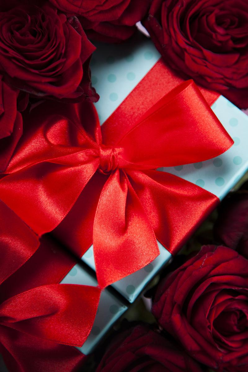 情人节玫瑰与扎红丝带的礼品盒