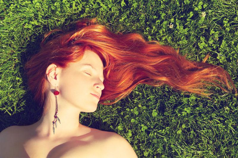 躺在草地上的红发美女