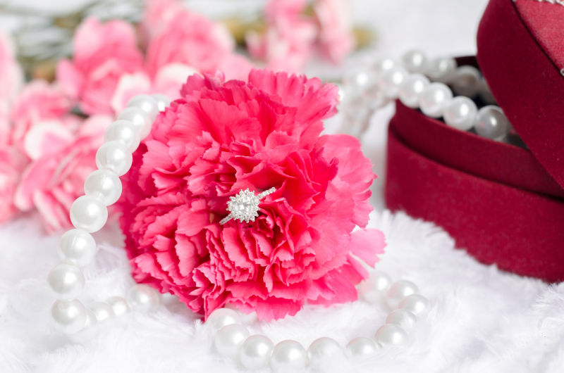 粉色花朵与珍珠项链