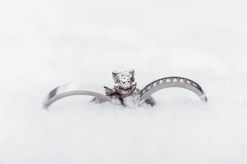雪地上的三枚钻石戒指