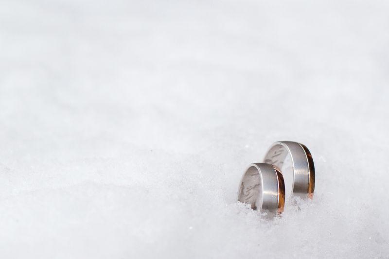 雪地里的结婚戒指