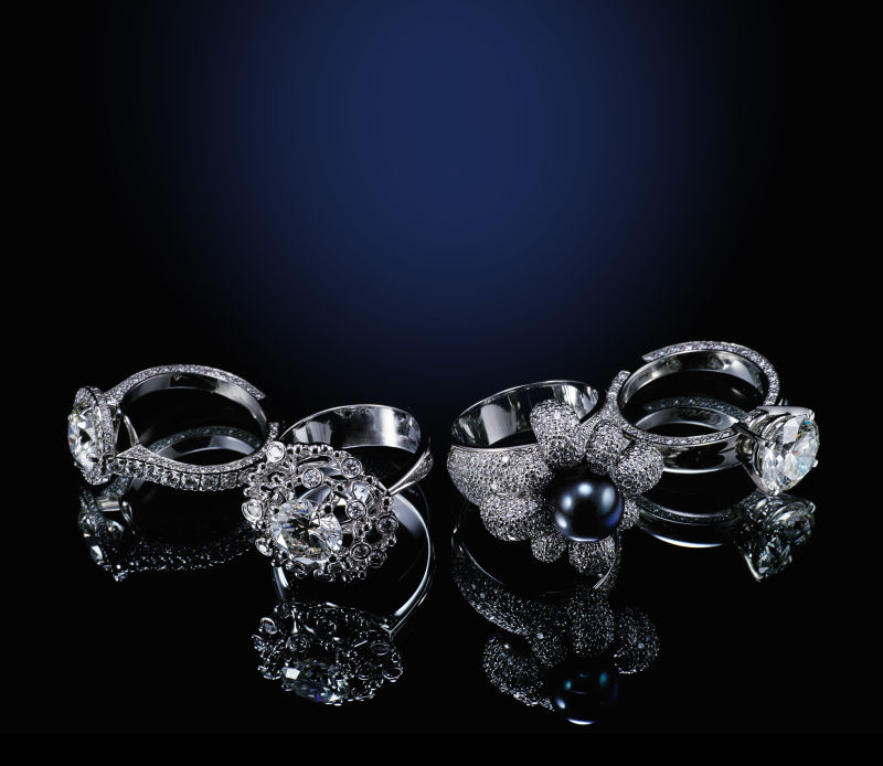 黑色背景下的四种钻石戒指