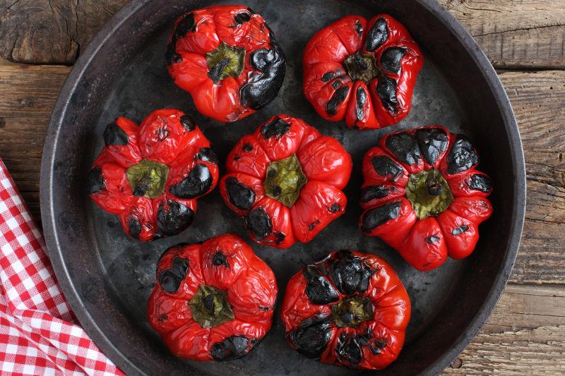 漂亮的烤红柿子在一个圆形锅中