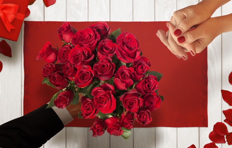 男人送给情人一束玫瑰花