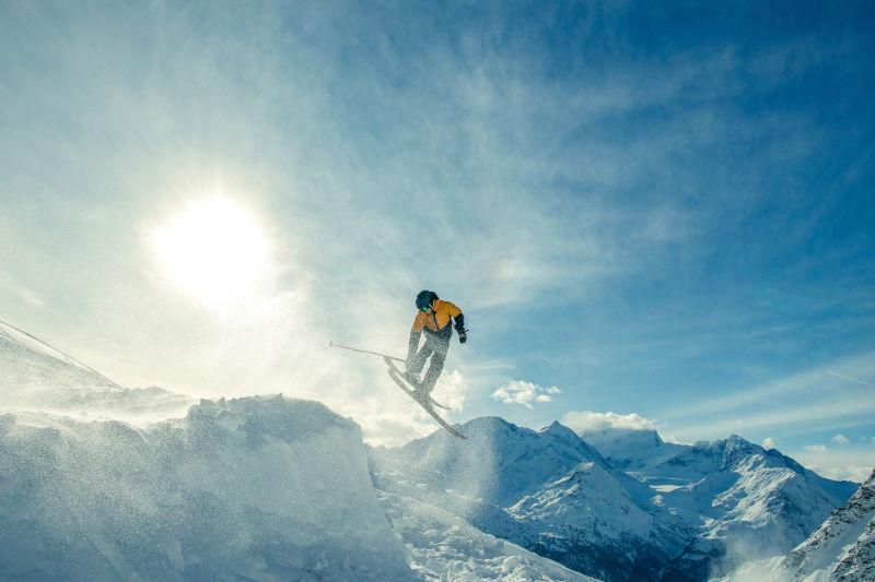年轻滑雪运动员跳跃
