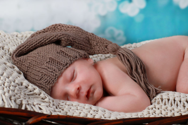 戴着棕色帽子的宝宝在睡觉