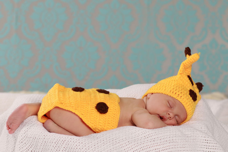 穿着黄色毛衣入睡的宝宝