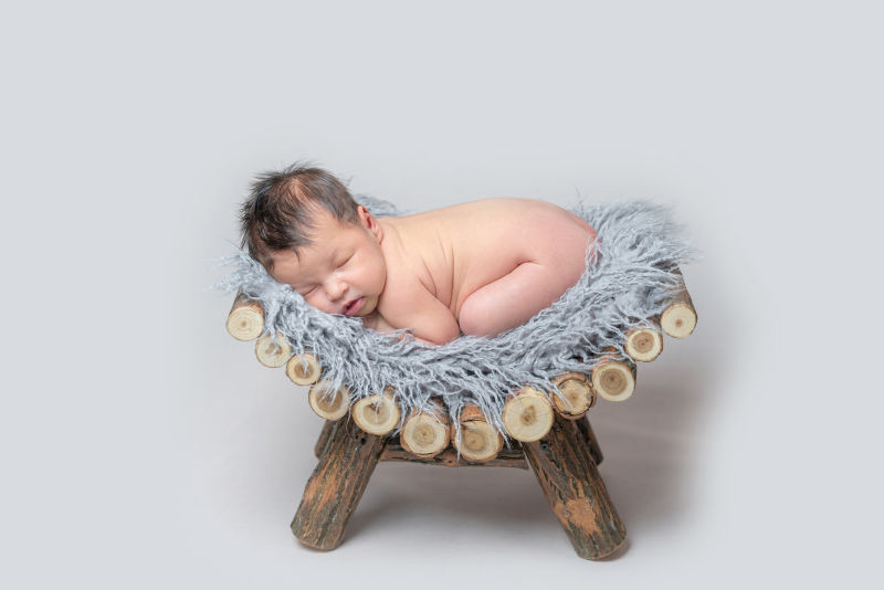 躺在木椅上的宝宝