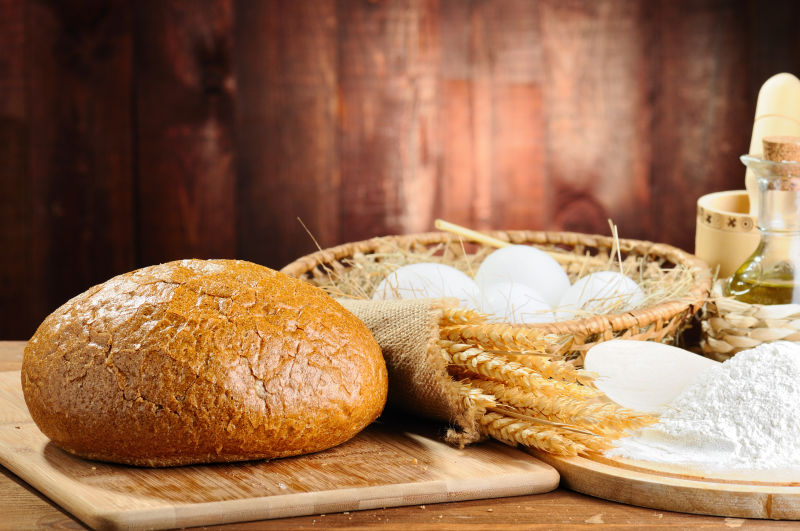 木桌上的小麦与面包