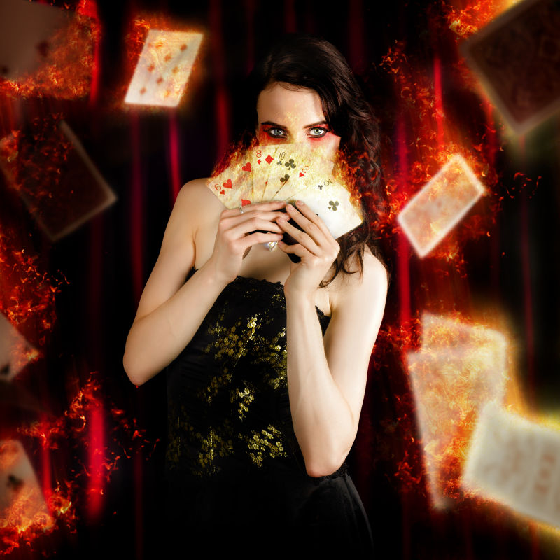 美女魔术师在玩着火的扑克牌