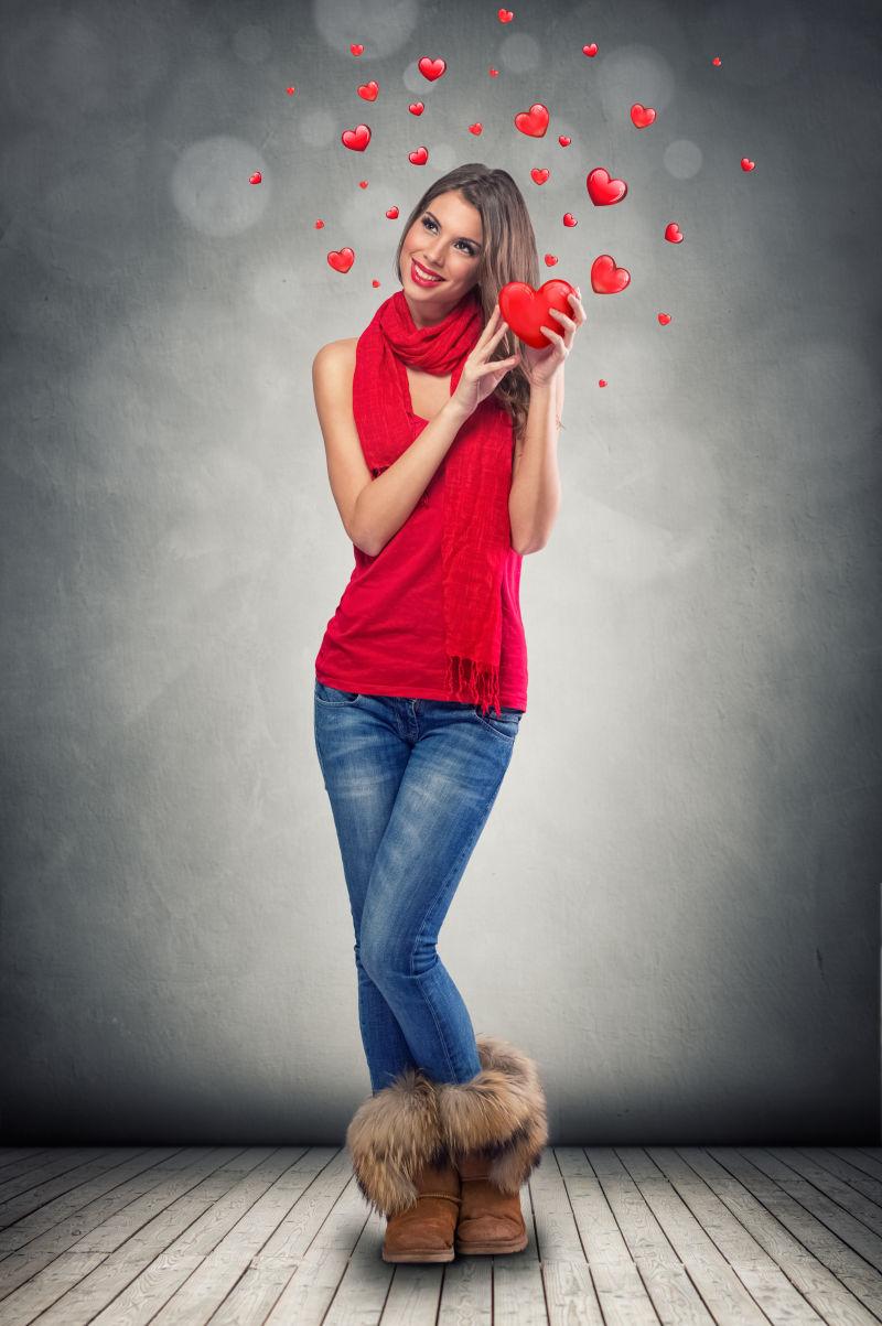 情人节女人手拿红色红心快乐浪漫的概念