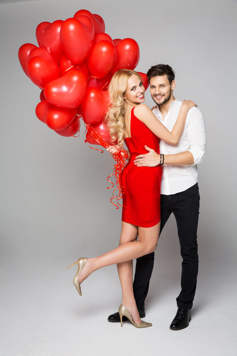 情人节情侣和红色气球浪漫的概念