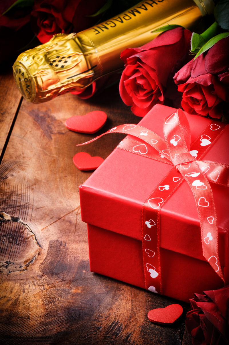浪漫情人节红色礼品盒和酒瓶
