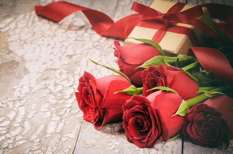木地板上的情人节的红玫瑰花束