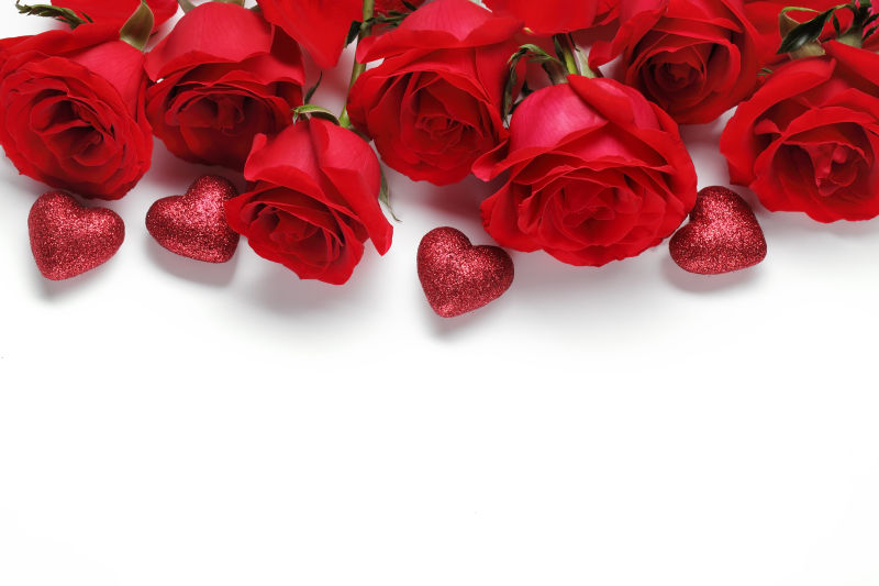 白色背景上红玫瑰和心形装饰品