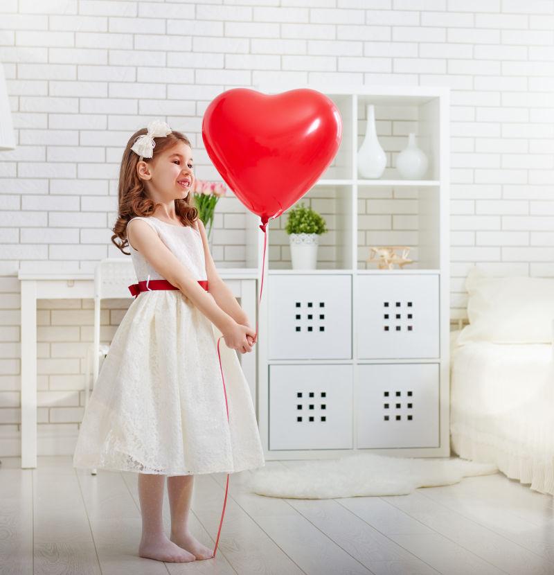 情人节快乐小女孩拿着红心气球
