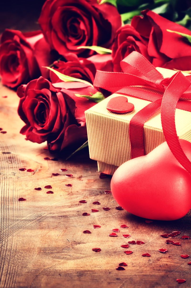 木版上情人节红玫瑰与礼物