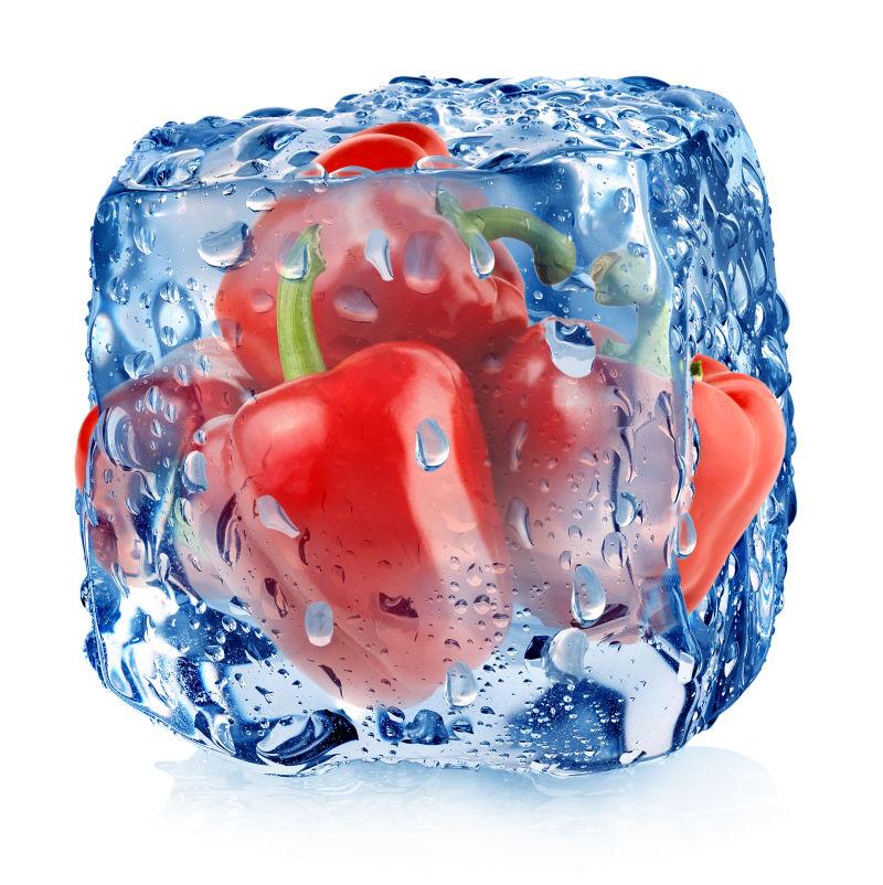 冰块中的红辣椒和白色的水滴