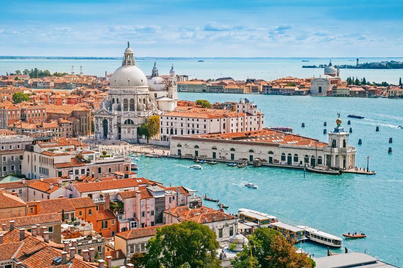 蓝天下的威尼斯城市风景