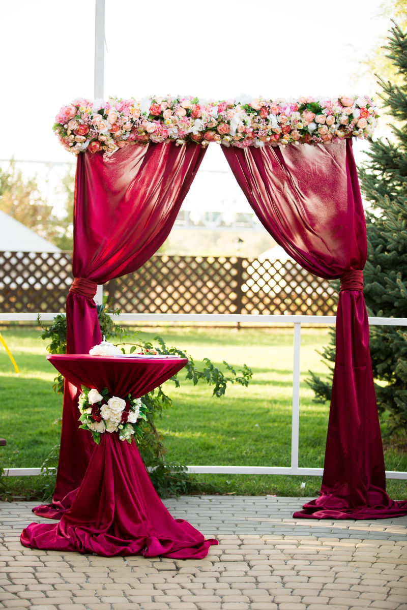 婚礼上的红纱鲜花拱门