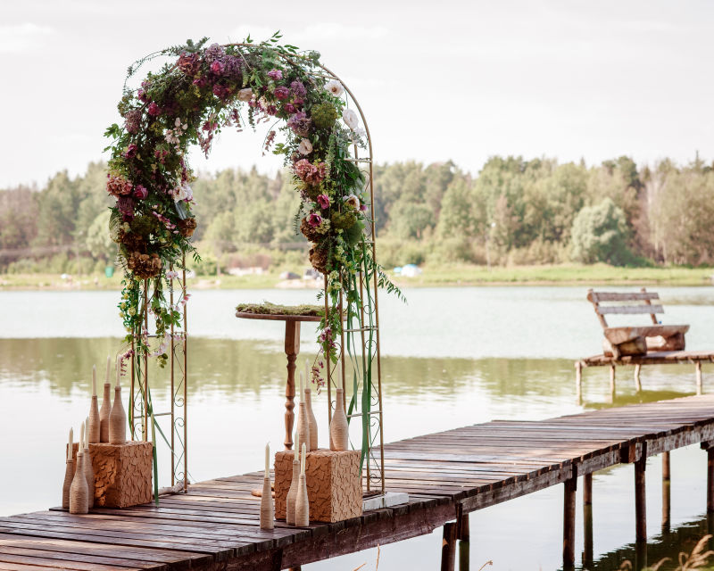 湖上鲜花装饰美丽的婚礼拱门