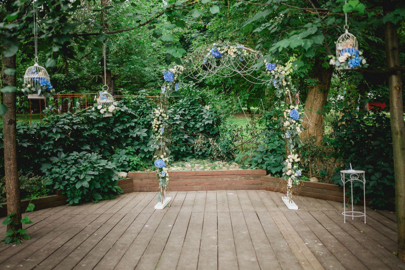 户外婚礼现场的鲜花拱门