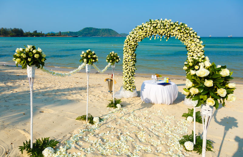 海边沙滩婚礼上的鲜花拱门