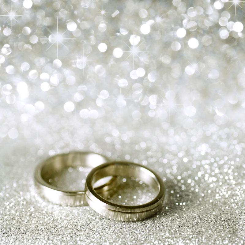 银色背景下的结婚戒指