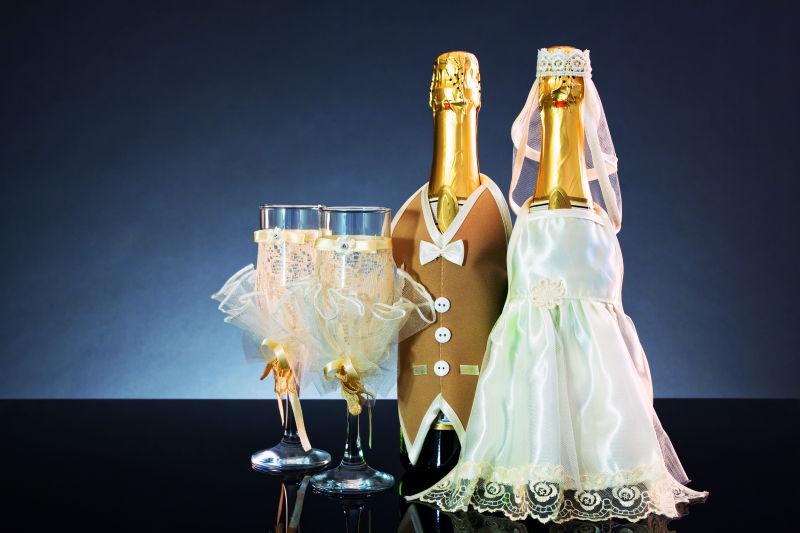 装饰的香槟与杯子