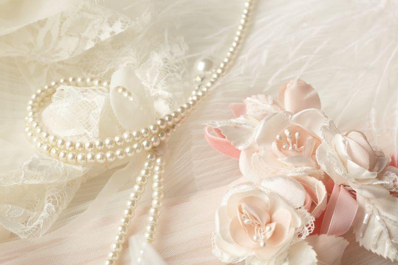 婚礼背景上的珍珠项链