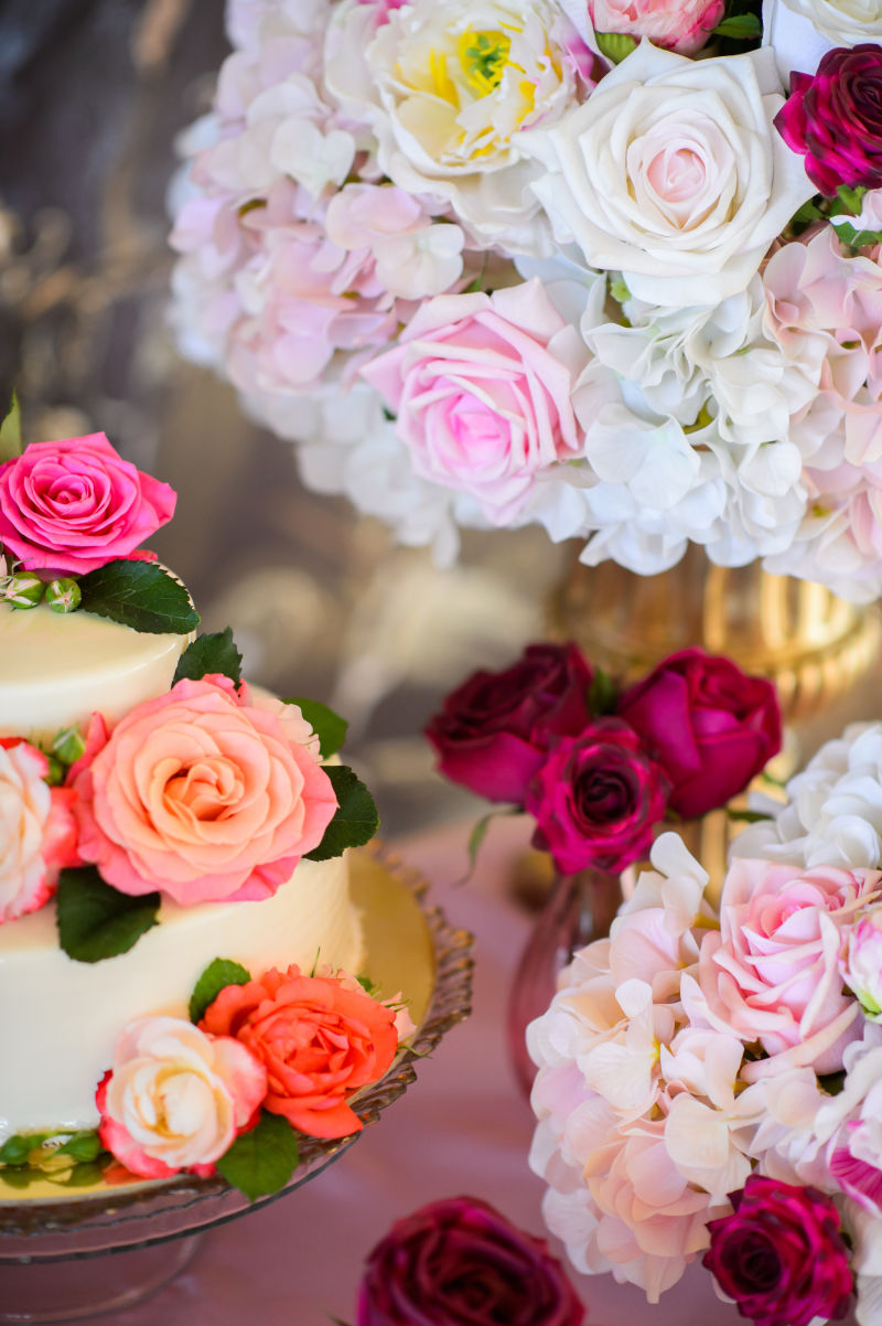 蛋糕旁边的玫瑰花束