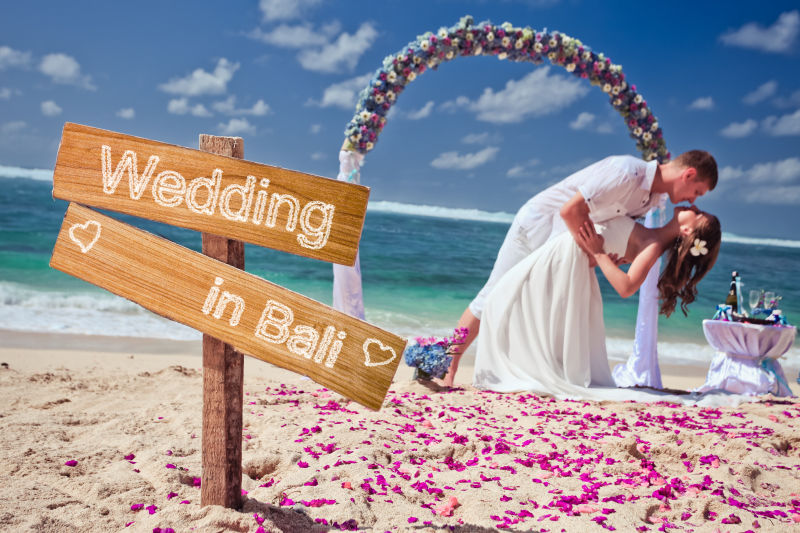 婚礼夫妇刚刚在巴厘海滩附近结婚