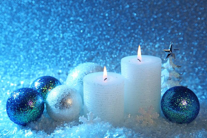 圣诞节雪地里的白色和蓝色圣诞装饰