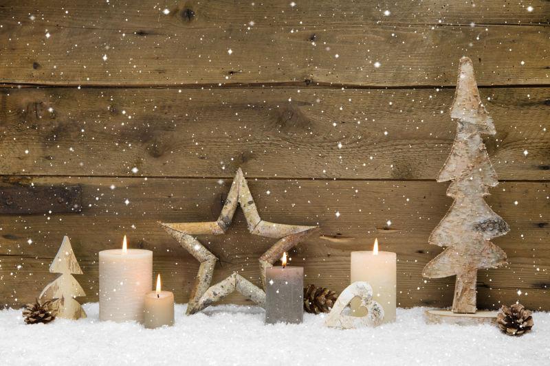 圣诞蜡烛和雪花木
