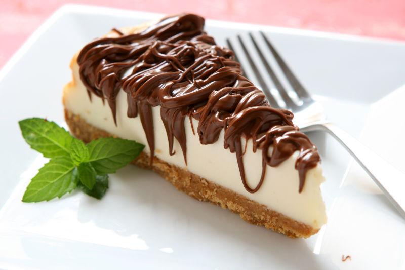 白色盘里的巧克力奶酪蛋糕