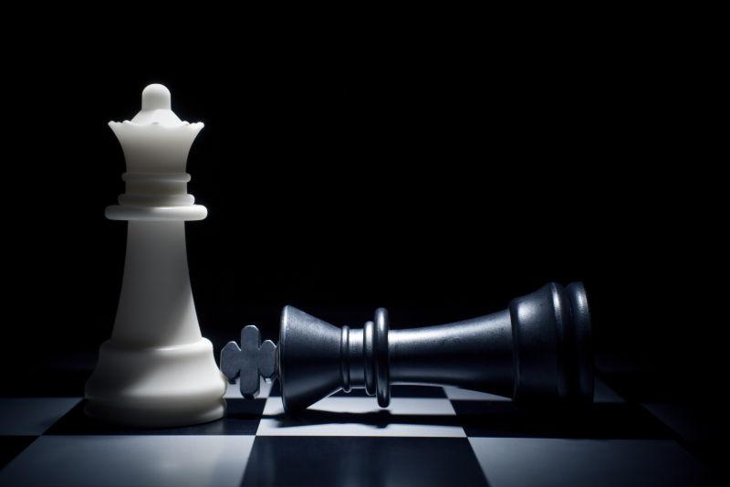 黑色背景下的国际象棋比赛