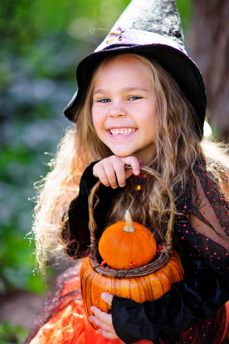 小女孩在万圣节服装与jack pumpkin