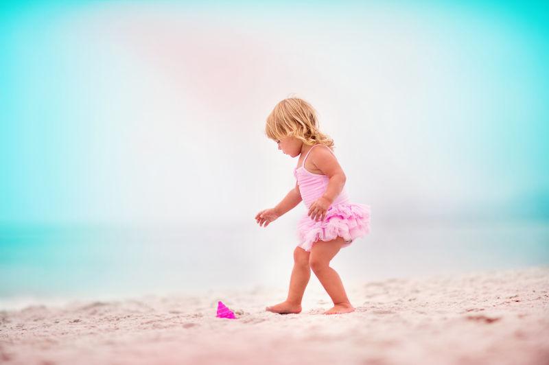 沙滩上玩耍的小女孩