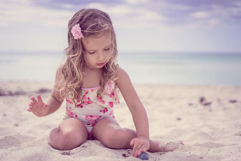 正在玩沙的小女孩