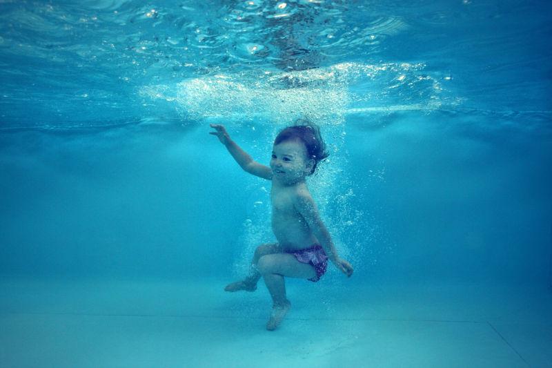 水上公园里的小女孩在水下游泳