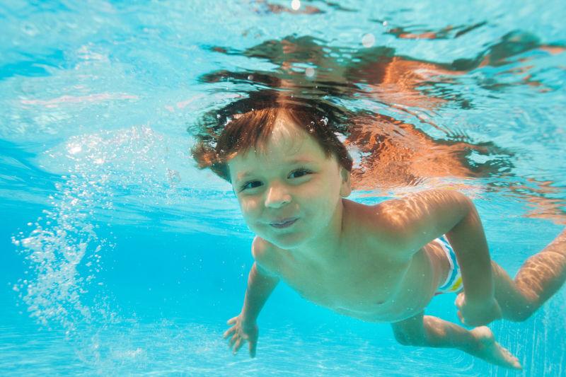 小男孩在水下游泳的特写的镜头