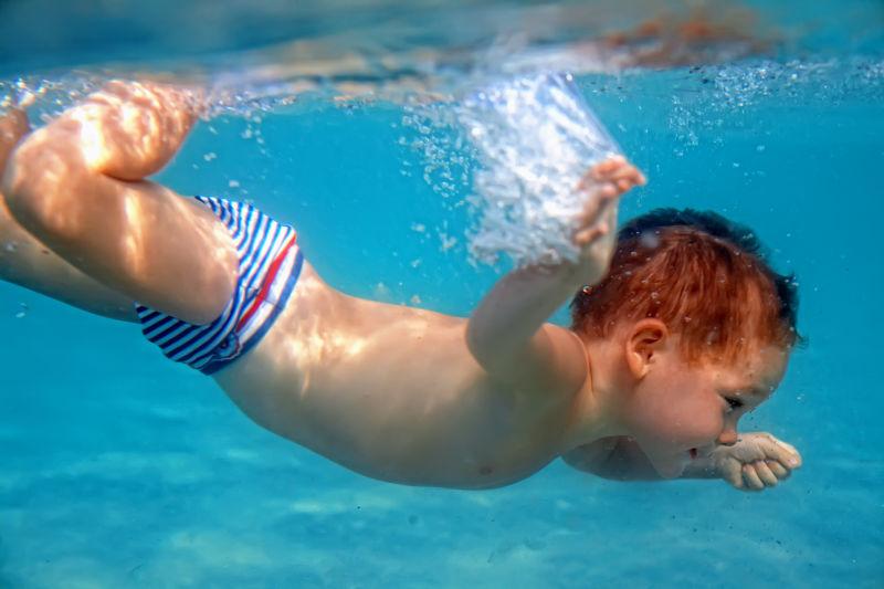 两岁的男婴在水下潜水